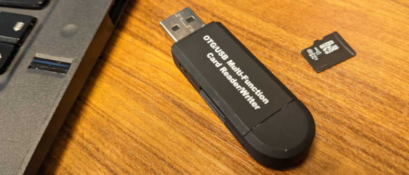 Une carte SD et son adaptateur USB